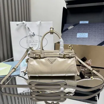 <p> 顶级原单 LusSolf油腊皮1BA486迷你号这款迷你手提斜挎包采用进口油腊皮 油亮的色泽散发出古典气息 配有一条可拆卸调节的长肩带 斜挎 手提 肩带 满足所有背法容量空间非常大 巨巨好用 绝对是时商达人们的必备款 小小尺寸 真的太太可爱了赶紧把这款复古格调手拎包带回家吧 尺寸 长23.5高12x底9cm</p>