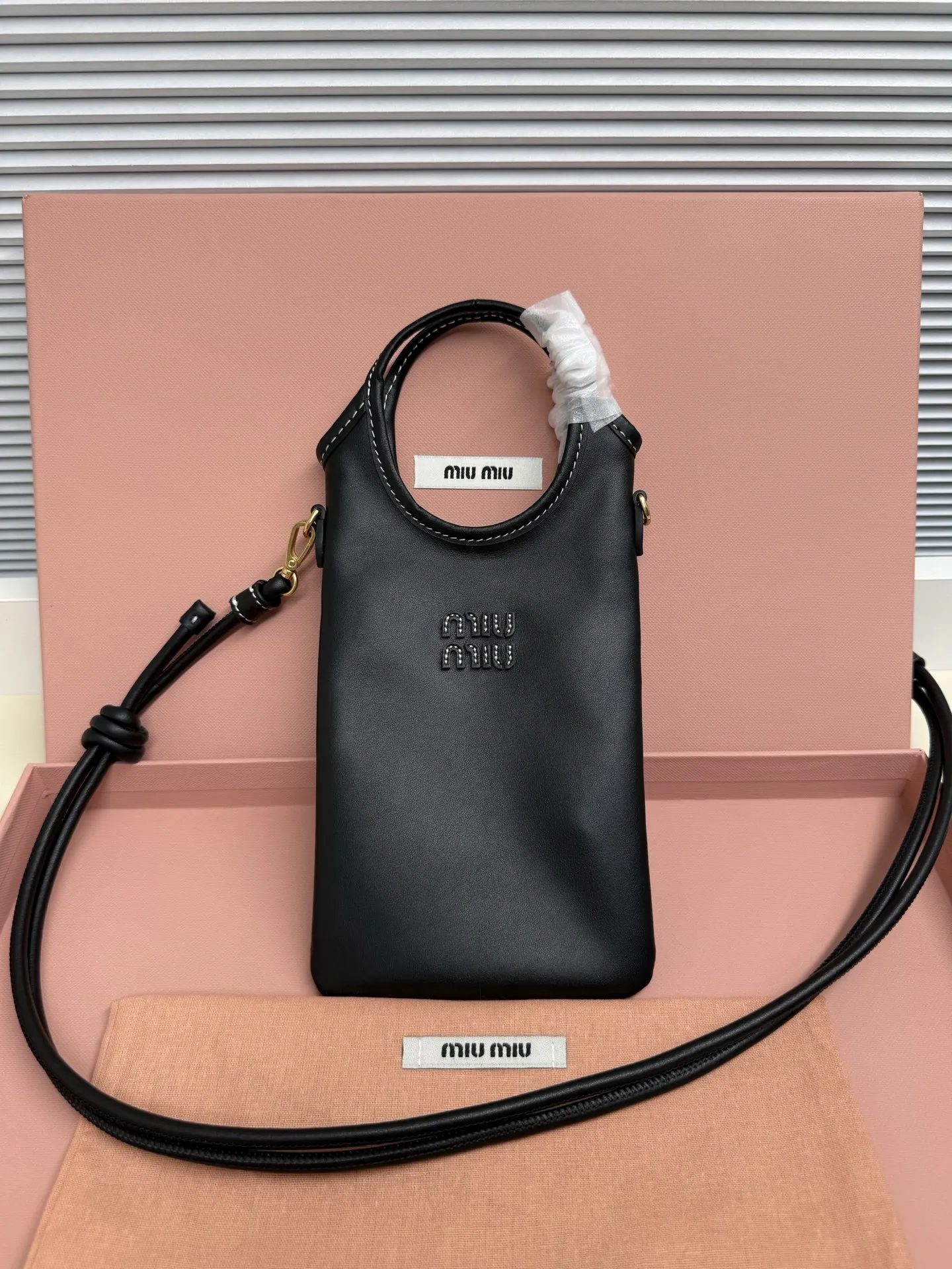 <p>Miu Miu 26新款手机包真的太懂我了 On Cloud Nine  把手机装进云朵里 春夏限定 轻盈入怀  </p><p>  工业感与极致女性气质 完美诠释了什么叫 刚柔并济   皮革质感超好 有一种做旧的复古感 但又透着少女的精致 不管是出门逛街还是拍照凹造型 挂在脖子上或者斜挎都超有范儿  </p><p>  5nt080</p><p>  尺寸 12.5*21cm</p>