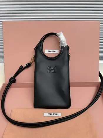 <p>Miu Miu 26新款手机包真的太懂我了 On Cloud Nine  把手机装进云朵里 春夏限定 轻盈入怀  </p><p>  工业感与极致女性气质 完美诠释了什么叫 刚柔并济   皮革质感超好 有一种做旧的复古感 但又透着少女的精致 不管是出门逛街还是拍照凹造型 挂在脖子上或者斜挎都超有范儿  </p><p>  5nt080</p><p>  尺寸 12.5*21cm</p>