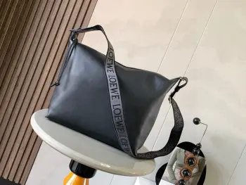 <p>Cubi斜挎包惊艳亮相这次出了Cubi 真是让人惊喜配有提花可调节肩带手感亲肤柔和容量大功能性强 可以单肩腋下斜挎 可当健身包使用作为短途旅行的行李袋也是非常出圈 出片的真的是一只综合素质非常高的好包包款号 9010</p><p>颜色 黑色</p>
