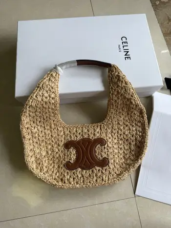 <p> CELINE  CLASSIC PANIER植物材料和牛皮革HOBO手袋</p><p>盛夏是属于草编包的    </p><p>今年夏天一起做个Celine Girl</p><p>23ss 这个肩背编织包太绝了  </p><p>天然草纯手工编织+立体凯旋门复古皮标</p><p>大小size刚刚好 和每一身look都很百搭 夏天必备编号 112772 </p>