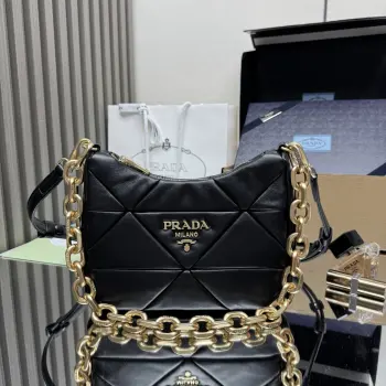 <p> 顶级原单 新款1BC157System软羊革单肩包 彰显品牌的制作工艺 链条提手唤起对珠宝的联想/又可拆卸 正面金属刻字徽标以标志性的三角形缝线勾勒轮廓 品牌格调跃然眼前 可手提/肩带/斜跨 功能性强喜欢宝宝们 赶紧入手吧尺寸 长25高18x底7cm </p>