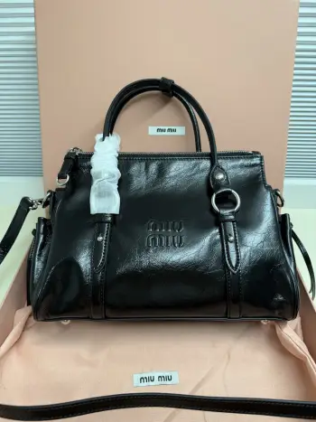<p>Miumiu26早春新款油蜡皮机车包	  </p><p>这款是油蜡牛皮的 </p><p>国内上的是蝴蝶结	版的</p><p>欧洲这款把蝴蝶结改成了褶皱抽绳</p><p>有长肩带可以斜挎 尺寸</p><p> 小号29*15*13cm 款号333</p>