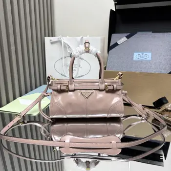 <p> 顶级原单 LusSolf油腊皮1BA486迷你号这款迷你手提斜挎包采用进口油腊皮 油亮的色泽散发出古典气息 配有一条可拆卸调节的长肩带 斜挎 手提 肩带 满足所有背法容量空间非常大 巨巨好用 绝对是时商达人们的必备款 小小尺寸 真的太太可爱了赶紧把这款复古格调手拎包带回家吧 尺寸 长23.5高12x底9cm</p>