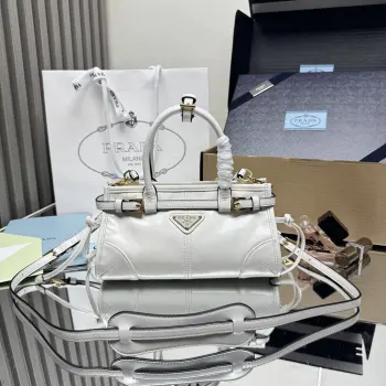 <p> 顶级原单 LusSolf油腊皮1BA486迷你号这款迷你手提斜挎包采用进口油腊皮 油亮的色泽散发出古典气息 配有一条可拆卸调节的长肩带 斜挎 手提 肩带 满足所有背法容量空间非常大 巨巨好用 绝对是时商达人们的必备款 小小尺寸 真的太太可爱了赶紧把这款复古格调手拎包带回家吧 尺寸 长23.5高12x底9cm</p>