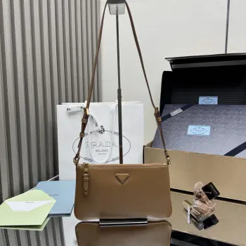 <p> 顶级原单 新款腋下包1BC238小牛皮 这款皮革手拿包采用几何图案造型 将现代优雅气质与实用功能融为一体 采用进口小牛皮 金属三角形标志 容量空间大 轻便又实用 上身效果非常好看又时尚 又是一款永久不过时的爆款 宝宝们 赶紧入手吧 尺寸 长24.5*高14cm</p>