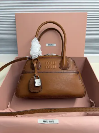 <p> Miu Miu Vivant 迷你 选用细腻绒面牛皮革 哑光质感像抚摸一片柔软的云 光线掠过时 泛起微醺般的光晕 高级感拉满 经典保龄球包型 麂皮让原本立体的线条变得柔和慵懒 自然垂坠出 不刻意 的时髦感  同色系浮雕 Logo 若隐若现 搭配做旧金属挂锁 麂皮的软糯与金属的冷冽 碰撞出独特的 甜酷 张力</p><p>    型号 5BB200</p><p>   尺寸 28*17*9.5cm</p>