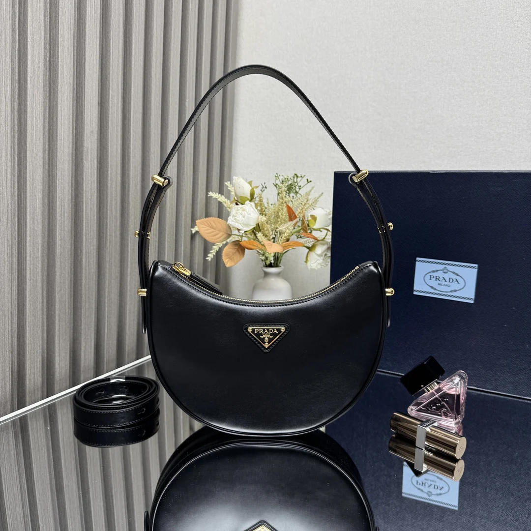 原单普拉达女包|高仿普拉达女包|精仿普拉达女包|一比一普拉达女包<p> 顶级原单 新款Moon手袋1BC194双肩带这款简约Moon手袋为牛皮绽现摩登百搭的魅力 弧形包身设计 配有2条长/短可调节肩带 便于随心转换造型 内配进口小羊皮 金属配件更添亮丽格调 上身效果非常酷/时尚 又是一款永欠不过时爆款宝宝们 赶紧入手吧 尺寸 长22.5x高18.5x底6.5cm</p>