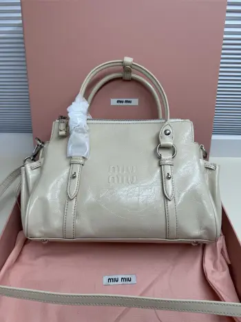 <p>Miumiu26早春新款油蜡皮机车包	  </p><p>这款是油蜡牛皮的 </p><p>国内上的是蝴蝶结	版的</p><p>欧洲这款把蝴蝶结改成了褶皱抽绳</p><p>有长肩带可以斜挎 尺寸</p><p> 小号29*15*13cm 款号333</p>