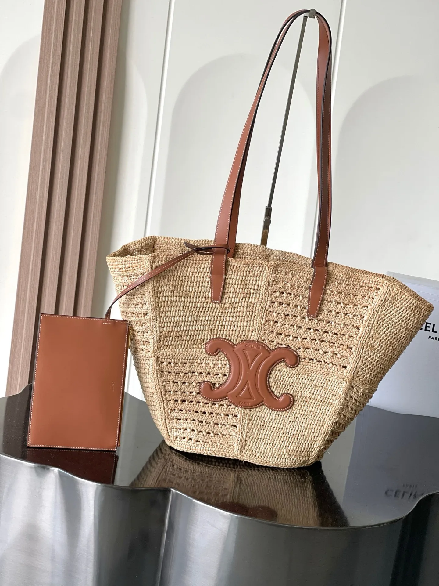 <p> CELINE 天然植物材料和牛皮革中号编织TRIOMPHE经典提篮包</p><p>盛夏是属于草编包的 </p><p>天然草编织菜篮子 每一只都是纯手工编制 </p><p>Celine女孩的夏天编号 119682</p>