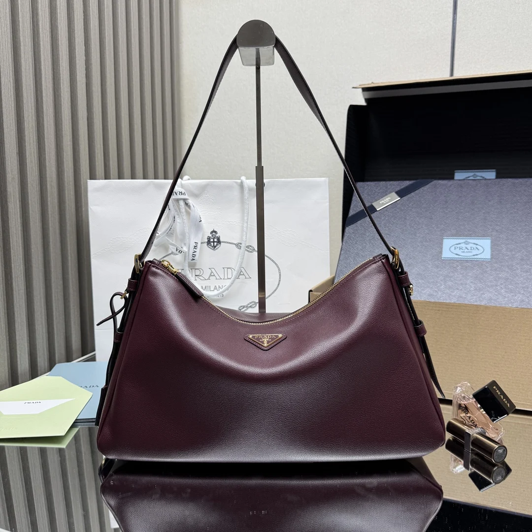 原单普拉达女包|高仿普拉达女包|精仿普拉达女包|一比一普拉达女包<p> 顶级原单  大号 Prada最新款手袋1BC228 线条柔美 颇具现代感 皮质柔软 超级百搭 背法很多 婉转的皮革轮廓结合容量大空间充足 內里配有拉链袋 一个插袋金属五金配件点缀其间 上身效果非常时尚又大气 赶紧入手吧 又是一款永久不过时爆款尺寸 长39x高24x底11.5cm </p>