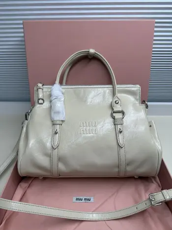 <p> Miumiu26早春新款油蜡皮机车包	  </p><p>这款是油蜡牛皮的 </p><p>国内上的是蝴蝶结	版的</p><p>欧洲这款把蝴蝶结改成了褶皱抽绳</p><p>有长肩带可以斜挎  尺寸 </p><p>大号35*19*16cm 款号328</p>