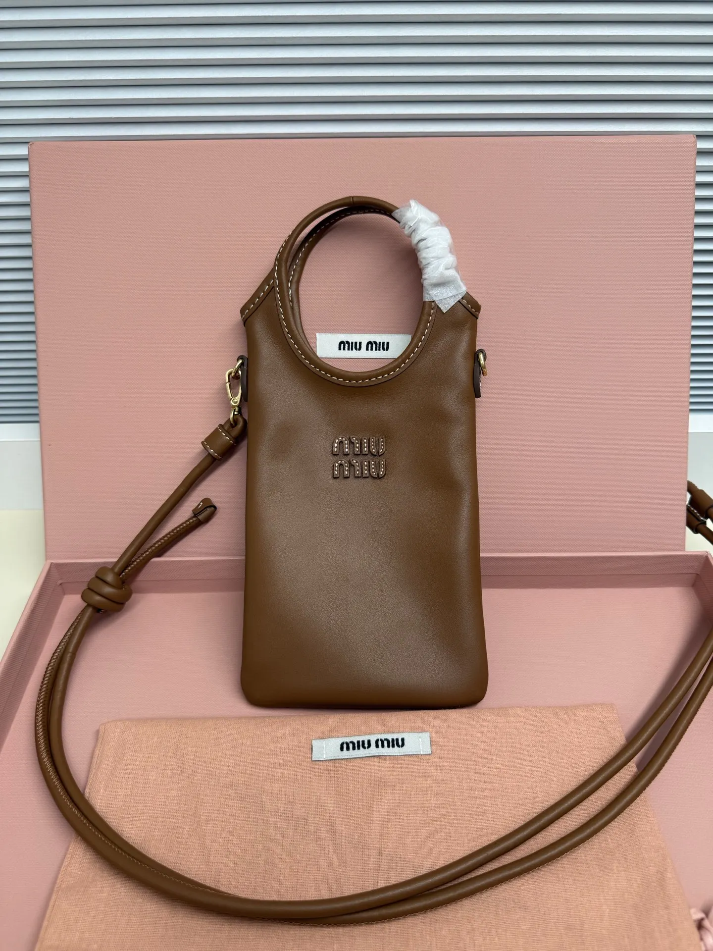 <p>Miu Miu 26新款手机包真的太懂我了 On Cloud Nine  把手机装进云朵里 春夏限定 轻盈入怀  </p><p>  工业感与极致女性气质 完美诠释了什么叫 刚柔并济   皮革质感超好 有一种做旧的复古感 但又透着少女的精致 不管是出门逛街还是拍照凹造型 挂在脖子上或者斜挎都超有范儿  </p><p>  5nt080</p><p>  尺寸 12.5*21cm</p>