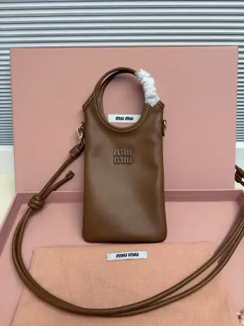<p>Miu Miu 26新款手机包真的太懂我了 On Cloud Nine  把手机装进云朵里 春夏限定 轻盈入怀  </p><p>  工业感与极致女性气质 完美诠释了什么叫 刚柔并济   皮革质感超好 有一种做旧的复古感 但又透着少女的精致 不管是出门逛街还是拍照凹造型 挂在脖子上或者斜挎都超有范儿  </p><p>  5nt080</p><p>  尺寸 12.5*21cm</p>