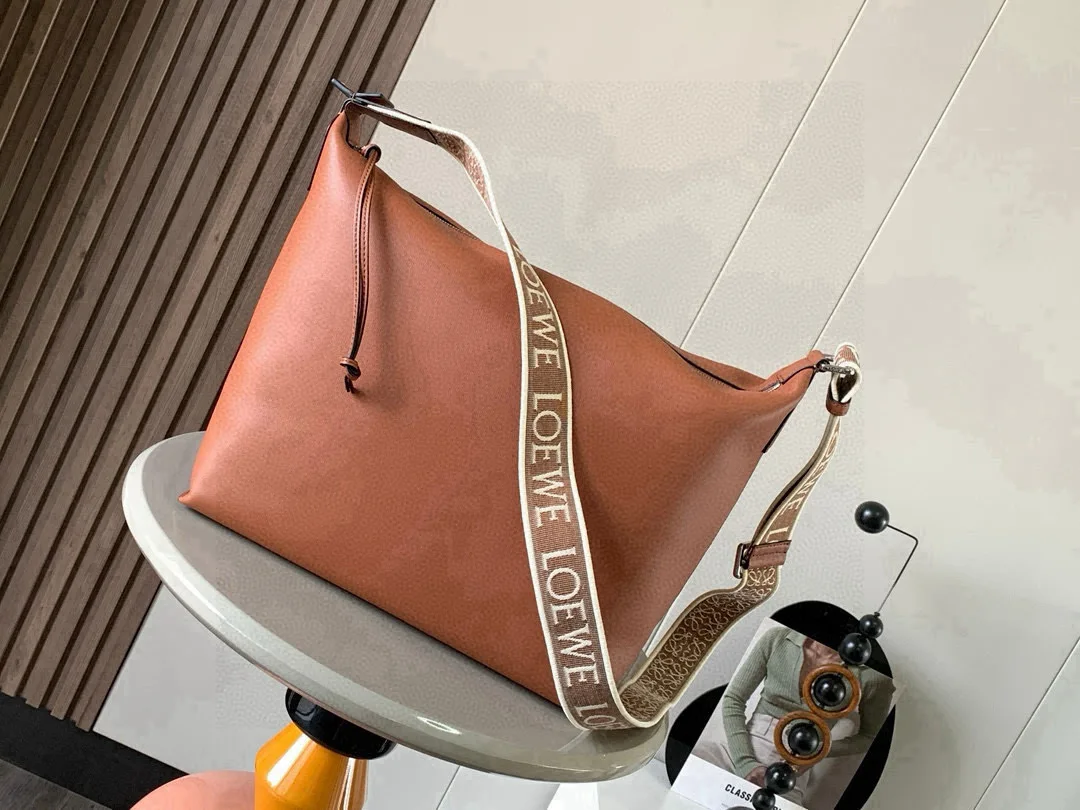 原单罗意威女包|高仿罗意威女包|精仿罗意威女包|一比一罗意威女包<p>Cubi斜挎包惊艳亮相这次出了Cubi 真是让人惊喜配有提花可调节肩带手感亲肤柔和容量大功能性强 可以单肩腋下斜挎 可当健身包使用作为短途旅行的行李袋也是非常出圈 出片的真的是一只综合素质非常高的好包包款号 9010</p><p>颜色 棕色</p>