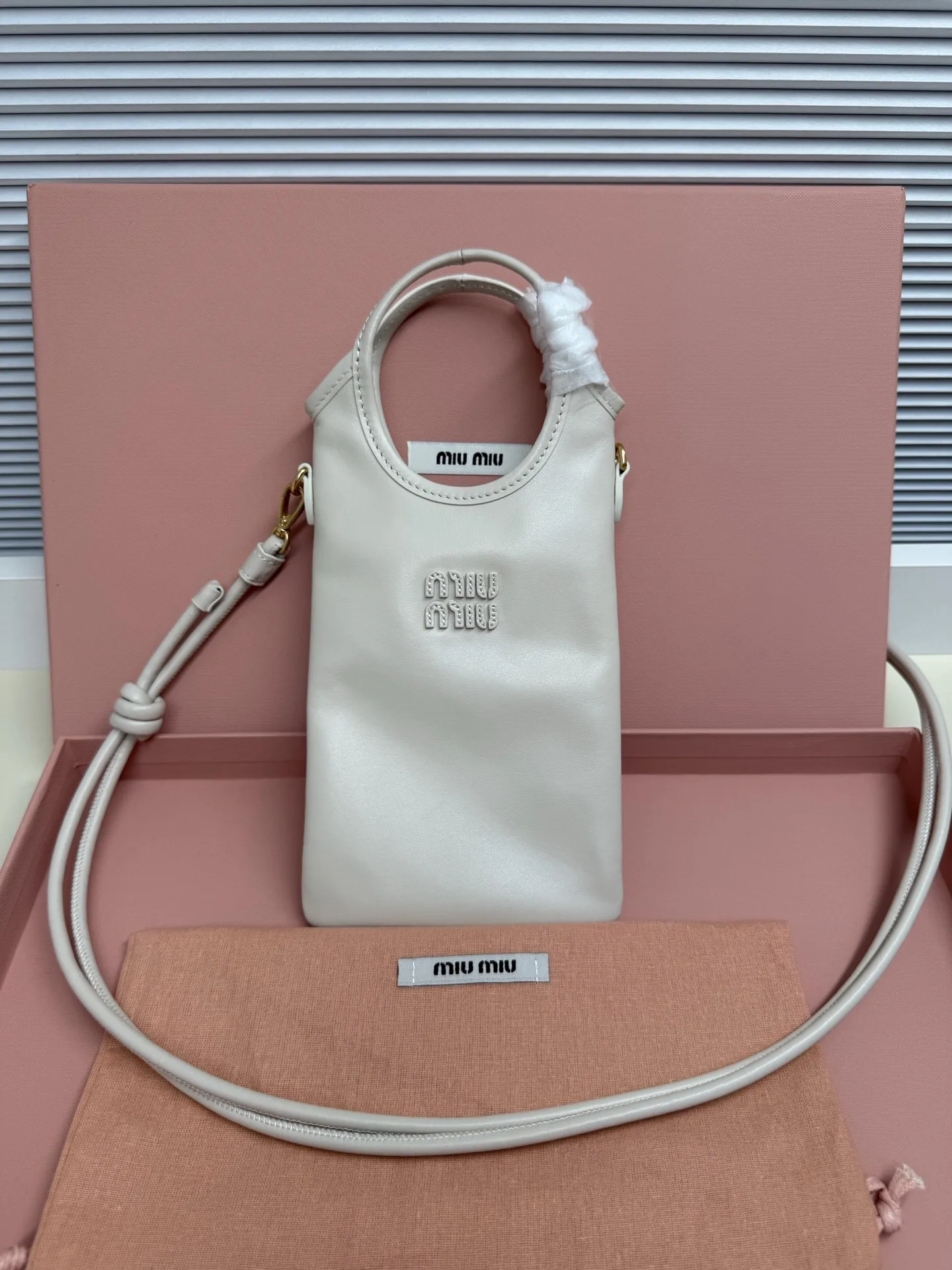 <p>Miu Miu 26新款手机包真的太懂我了 On Cloud Nine 把手机装进云朵里 春夏限定 轻盈入怀 </p><p> 工业感与极致女性气质 完美诠释了什么叫 刚柔并济 皮革质感超好 有一种做旧的复古感 但又透着少女的精致 不管是出门逛街还是拍照凹造型 挂在脖子上或者斜挎都超有范儿 </p><p> 5nt080</p><p> 尺寸 12.5*21cm</p>