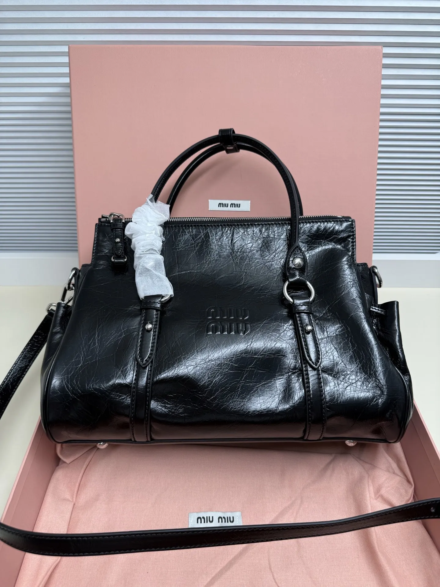 <p> Miumiu26早春新款油蜡皮机车包 </p><p>这款是油蜡牛皮的 </p><p>国内上的是蝴蝶结 版的</p><p>欧洲这款把蝴蝶结改成了褶皱抽绳</p><p>有长肩带可以斜挎 尺寸 </p><p>大号35*19*16cm 款号328</p>