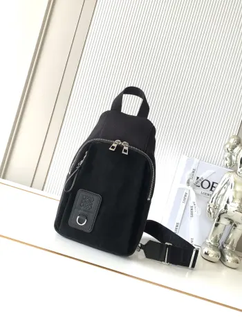 <p>新款帆布和绒面革 Flex Sling 手袋Flex Sling 是多功能包款*可肩背 斜挎或手提*可调节织带*拉链开合*一个拉链侧袋*尼龙衬里 *Anagram 压纹配有D 形环</p><p>尺寸 31CM 18CM 10CM</p><p>款号 9171</p><p>颜色 黑色</p>