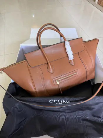 <p>26春季系列全新笑脸包  CE笑脸包焕新回归 </p><p>CE PRINTEMPS 2026春季系列 </p><p>NEW LUGGAGE新版笑脸包</p><p>记忆中的经典 焕新登场 款号 123693</p><p>颜色 黑</p><p>尺寸 底部36x22x16cm</p><p>袋口56cm</p>