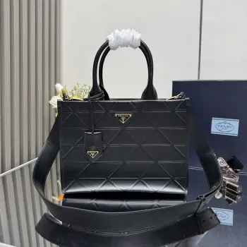 <p> 顶级原单 新款五金唛 小号30CM 新款三角菱格托特包托特包1BA379小号/长肩带到货啦这款托特包采用进口小牛皮 纯手工三角菱格设计 唛头由浮雕三角形加五金散唛组成 内格配有拉琏口袋 简约又大气 时尚感满满 宝宝们赶紧入手吧 尺寸 长30x高23x底9cm</p>