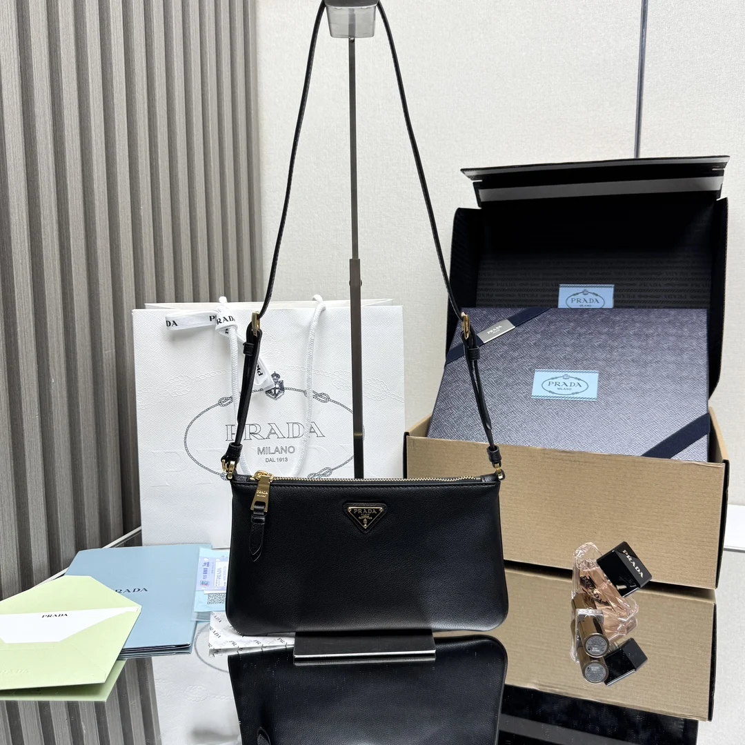 原单普拉达女包|高仿普拉达女包|精仿普拉达女包|一比一普拉达女包<p> 顶级原单 新款腋下包1BC238小牛皮 这款皮革手拿包采用几何图案造型 将现代优雅气质与实用功能融为一体 采用进口小牛皮 金属三角形标志 容量空间大 轻便又实用 上身效果非常好看又时尚 又是一款永久不过时的爆款 宝宝们 赶紧入手吧 尺寸 长24.5*高14cm</p>