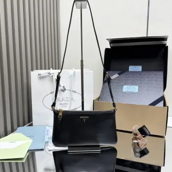 <p> 顶级原单 新款腋下包1BC238小牛皮 这款皮革手拿包采用几何图案造型 将现代优雅气质与实用功能融为一体 采用进口小牛皮 金属三角形标志 容量空间大 轻便又实用 上身效果非常好看又时尚 又是一款永久不过时的爆款 宝宝们 赶紧入手吧 尺寸 长24.5*高14cm</p>