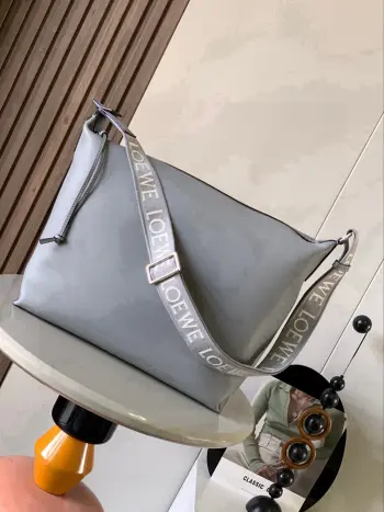 <p>Cubi斜挎包惊艳亮相这次出了Cubi 真是让人惊喜配有提花可调节肩带手感亲肤柔和容量大功能性强 可以单肩腋下斜挎 可当健身包使用作为短途旅行的行李袋也是非常出圈 出片的真的是一只综合素质非常高的好包包Cubi 斜挎包是一款宽敞且柔软的手袋 款号 9010</p><p>颜色 珠光灰</p>
