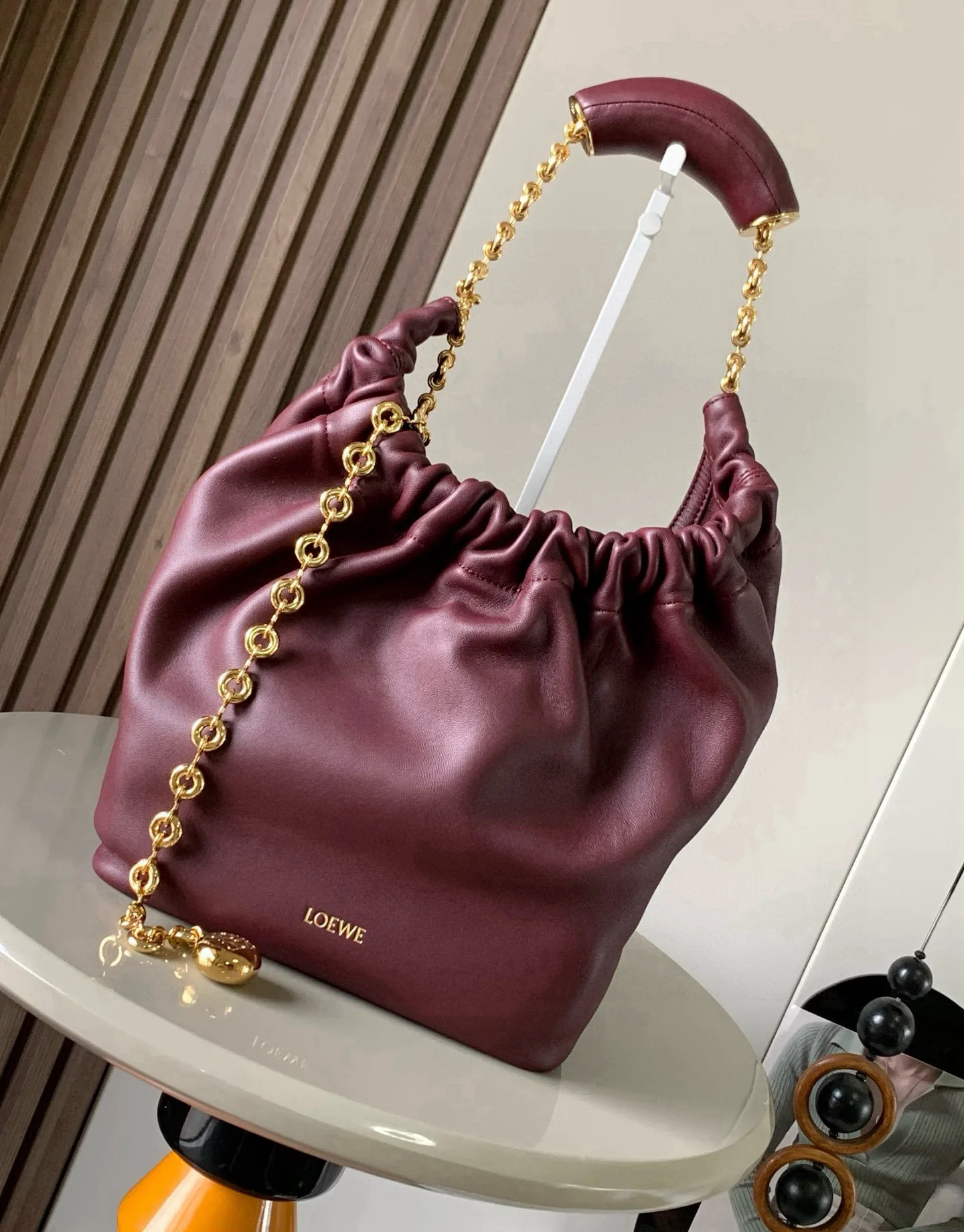 原单罗意威女包|高仿罗意威女包|精仿罗意威女包|一比一罗意威女包<p> 明星同款 小号纳帕羊皮革Squeeze手袋是款精致而柔美的全新手袋全新发布的 Squeeze 手袋采用柔软丝滑的Mellow纳帕小羊皮制作而成 无衬里结构有效减轻包身自重观感上也更为轻盈  弯月形包口以优雅的褶边收口 营造出轻松又随性的态度款号 9042</p><p>颜色 勃良地红</p>
