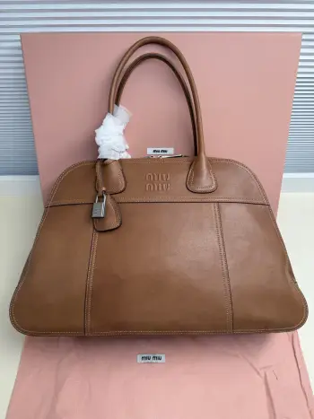 <p> Miu Miu Vivant 植鞣小羊皮大号 50cm 是气场与质感的终极宣言   大 是一种选择  50cm 的廓形 不是对容量的妥协 而是对掌控力的宣示型号 5BB195</p><p>   尺寸 50*30.5*13cm</p>