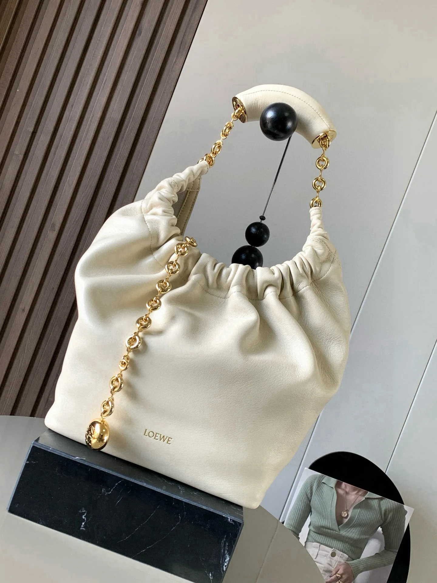 原单罗意威女包|高仿罗意威女包|精仿罗意威女包|一比一罗意威女包<p> 明星同款 小号纳帕羊皮革Squeeze手袋是款精致而柔美的全新手袋全新发布的 Squeeze 手袋采用柔软丝滑的Mellow纳帕小羊皮制作而成 无衬里结构有效减轻包身自重观感上也更为轻盈  弯月形包口以优雅的褶边收口 营造出轻松又随性的态度款号 9042</p><p>颜色 柔白色</p>