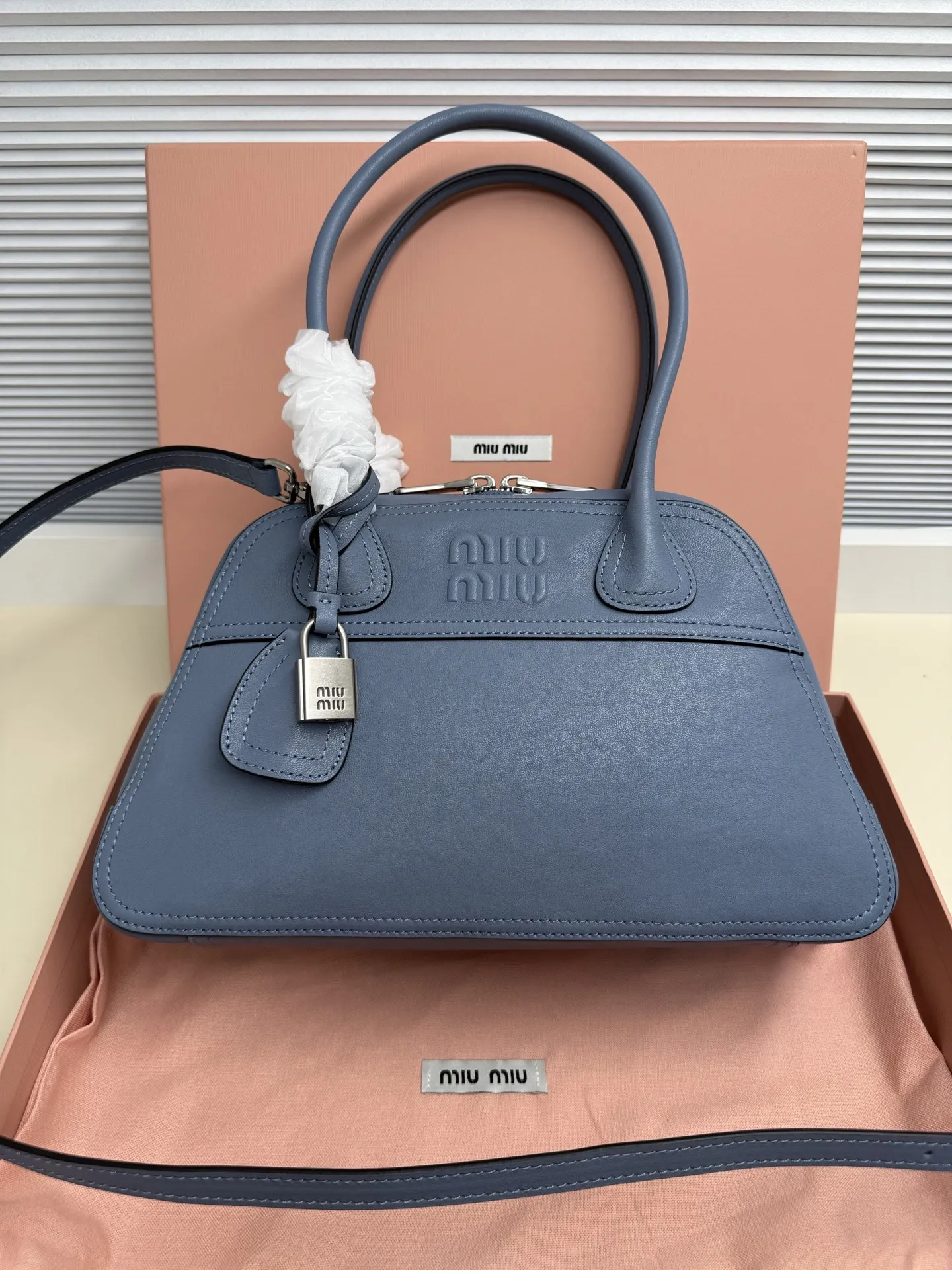 <p>5BB199 新品爆款Vivant保龄球包 采用做旧植柔羊皮 皮质复古高级 自带洒脱不羁的松驰感 精致轮廓 利落线条细节完美体现 饰以压花字母徽标 增添标志性元素 复古做旧五金配件 亚麻混纺衬里 配拉链口袋和贴袋 长肩带使用解放双手更便利 手腕适合用作手提或单肩 出街约会 轻通勤 精致党首选</p><p>尺寸 32X19.5X11CM</p>