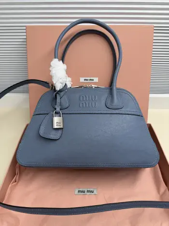 <p>5BB199 新品爆款Vivant保龄球包 采用做旧植柔羊皮 皮质复古高级 自带洒脱不羁的松驰感 精致轮廓 利落线条细节完美体现 饰以压花字母徽标 增添标志性元素 复古做旧五金配件 亚麻混纺衬里 配拉链口袋和贴袋 长肩带使用解放双手更便利 手腕适合用作手提或单肩 出街约会 轻通勤 精致党首选</p><p>尺寸 32X19.5X11CM</p>