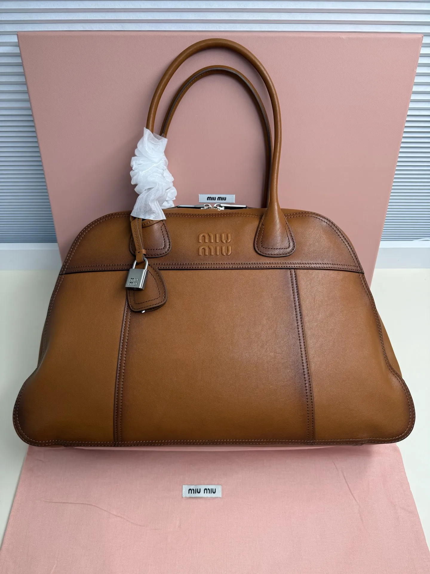 <p> Miu Miu Vivant 植鞣小羊皮大号 50cm 是气场与质感的终极宣言 大 是一种选择 50cm 的廓形 不是对容量的妥协 而是对掌控力的宣示型号 5BB195</p><p> 尺寸 50*30.5*13cm</p>