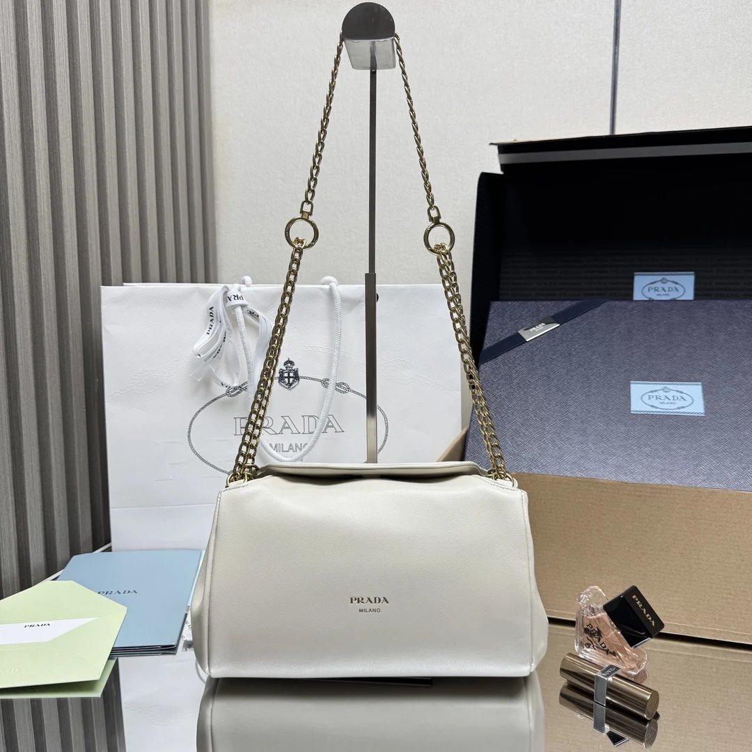 <p> 顶级原单 新品1BD395这款Tumulte包袋暗示着一种动感而精致的姿态 一种真实的 nappa皮革设计的特点是柔软的侧褶和曲线 形成精致的女性轮廓 该包饰有三个滑动链柄 可拆卸链条肩带翻盖上有磁性封口 可组合成不同的佩戴方式 空间大 宝宝们 赶紧入手吧尺寸 长24x高13x底13cm</p>
