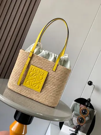 <p>爆款小号酒椰纤维和牛皮革方形 Basket 手袋这款紧凑的方形Basket手袋由拉菲草纯手工编织和牛皮革制成观简约大方且自重很轻 款式简单有内涵韩系穿搭拿上这个包包 feel 就来了很适合去外面旅游拍拍照可自行调节背带长度 外出郊游或者上班通勤随便一搭 款号 8001</p><p>颜色 黄色</p>