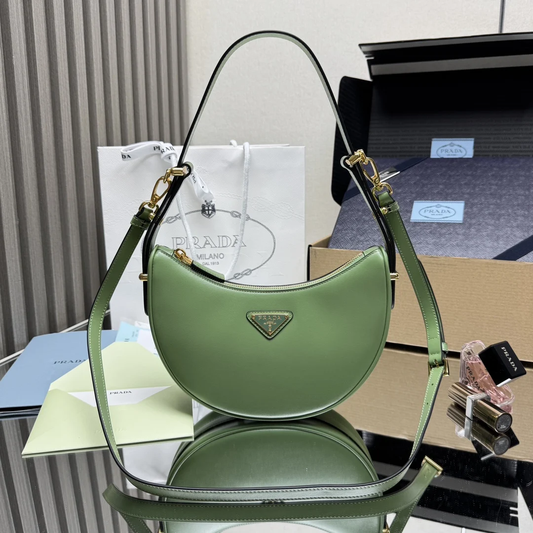 原单普拉达女包|高仿普拉达女包|精仿普拉达女包|一比一普拉达女包<p> 顶级原单  大号新版本 Moon手袋1BC194双肩带这款简约Moon手袋为牛皮绽现摩登百搭的魅力 弧形包身设计 配有2条长/短可调节肩带 便于随心转换造型 内配进口小羊皮 金属配件更添亮丽格调 上身效果非常酷/时尚 又是一款永欠不过时爆款宝宝们 赶紧入手吧 尺寸 长22.5x高18.5x底6.5cm</p>