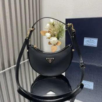 <p> 顶级原单 Moon手袋小号1BC199双肩带/尼龙面料这款简约Moon手袋为尼龙面料/亮面牛皮绽现摩登百搭的魅力 弧形包身设计 配有2条长/短可调节肩带 便于随心转换造型 内配进口小羊皮 金属配件更添亮丽格调 上身效果非常酷/时尚 又是一款永欠不过时爆款宝宝们 赶紧入手吧 尺寸 长18x高16x底5cm</p>