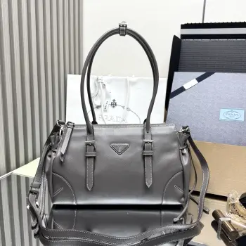 <p> 顶级原单 新品Bonnie1BG628这款复古质感的皮包体现了精致而现代的个性 几何轮廓将现代 金属带扣和侧边鞋带设计 而长手柄则表明了一种务实和休闲的态度 配有一条可拆卸长肩带 方便不同场合搭配 容量空间非常大 巨巨好用绝对是时尚达人们的必备款 赶紧把这款复古格调手拎包带回家吧尺寸 长32x高17.5x底10.5cm</p>