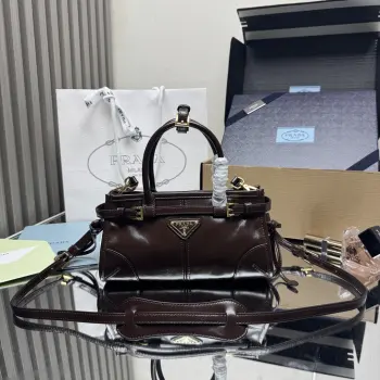 <p> 顶级原单 LusSolf油腊皮1BA486迷你号这款迷你手提斜挎包采用进口油腊皮 油亮的色泽散发出古典气息 配有一条可拆卸调节的长肩带 斜挎 手提 肩带 满足所有背法容量空间非常大 巨巨好用 绝对是时商达人们的必备款 小小尺寸 真的太太可爱了赶紧把这款复古格调手拎包带回家吧 尺寸 长23.5高12x底9cm</p>