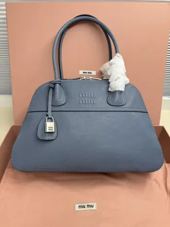 <p>Miu Miu Vivant 植鞣小羊皮 写给时间的反叛情书   中号 40cm 的容量被植鞣皮撑起饱满的弧度 它装得下职场必备 却因小羊皮的自然垂坠感而毫无 工具包 的笨重 这是给 既要效率也要美感 的知识分子的答案 </p><p>  型号 5BB196</p><p>   尺寸 40*24*13cm</p>