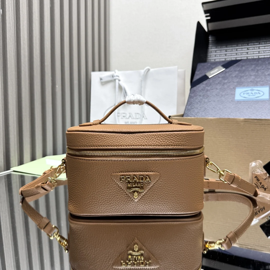 原单普拉达女包|高仿普拉达女包|精仿普拉达女包|一比一普拉达女包<p> 顶级原单 新款盒子包1BH202这款简约盒子包采用进口鹿皮纹 内配进口羊皮和实用卡槽/口袋 正面饰以金属徽标 可拆卸可调式肩带又可手提 拉琏开合 上身效果非常酷又实用 空间大宝宝们 赶紧入手吧尺寸 长18x高11.5x底7.5cm</p>