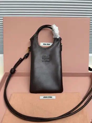<p>Miu Miu 26新款手机包真的太懂我了 On Cloud Nine  把手机装进云朵里 春夏限定 轻盈入怀  </p><p>  工业感与极致女性气质 完美诠释了什么叫 刚柔并济   皮革质感超好 有一种做旧的复古感 但又透着少女的精致 不管是出门逛街还是拍照凹造型 挂在脖子上或者斜挎都超有范儿  </p><p>  5nt080</p><p>  尺寸 12.5*21cm</p>
