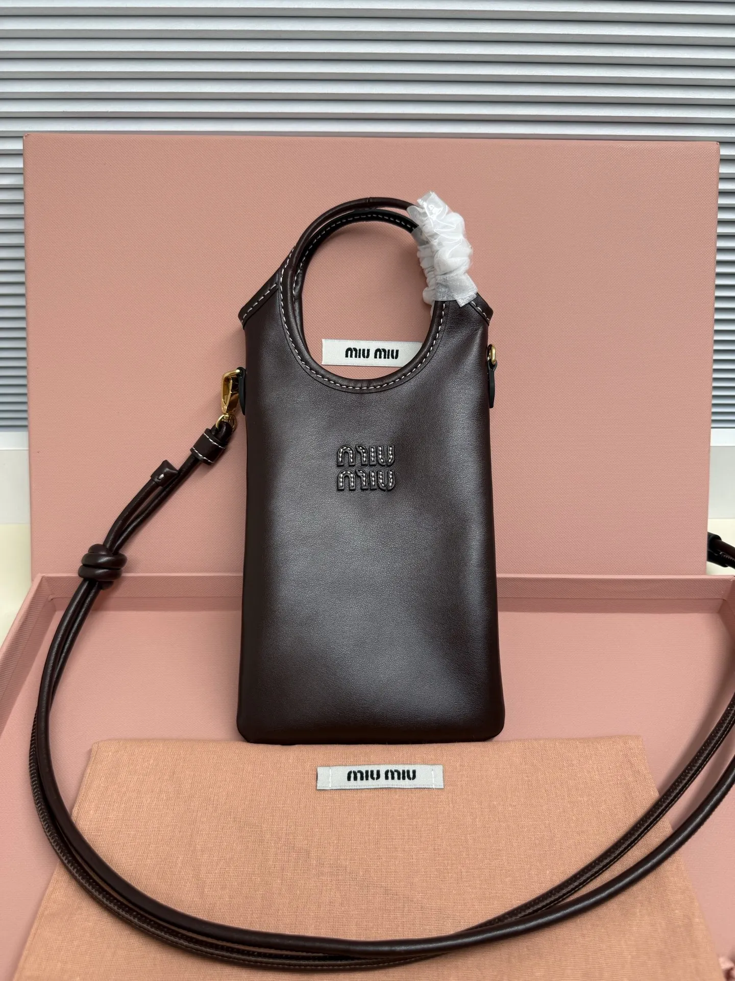 <p>Miu Miu 26新款手机包真的太懂我了 On Cloud Nine 把手机装进云朵里 春夏限定 轻盈入怀 </p><p> 工业感与极致女性气质 完美诠释了什么叫 刚柔并济 皮革质感超好 有一种做旧的复古感 但又透着少女的精致 不管是出门逛街还是拍照凹造型 挂在脖子上或者斜挎都超有范儿 </p><p> 5nt080</p><p> 尺寸 12.5*21cm</p>