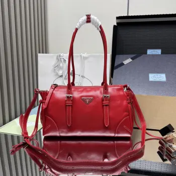 <p> 顶级原单 新品Bonnie1BG628这款复古质感的皮包体现了精致而现代的个性 几何轮廓将现代 金属带扣和侧边鞋带设计 而长手柄则表明了一种务实和休闲的态度 配有一条可拆卸长肩带 方便不同场合搭配 容量空间非常大 巨巨好用绝对是时尚达人们的必备款 赶紧把这款复古格调手拎包带回家吧尺寸 长32x高17.5x底10.5cm</p>