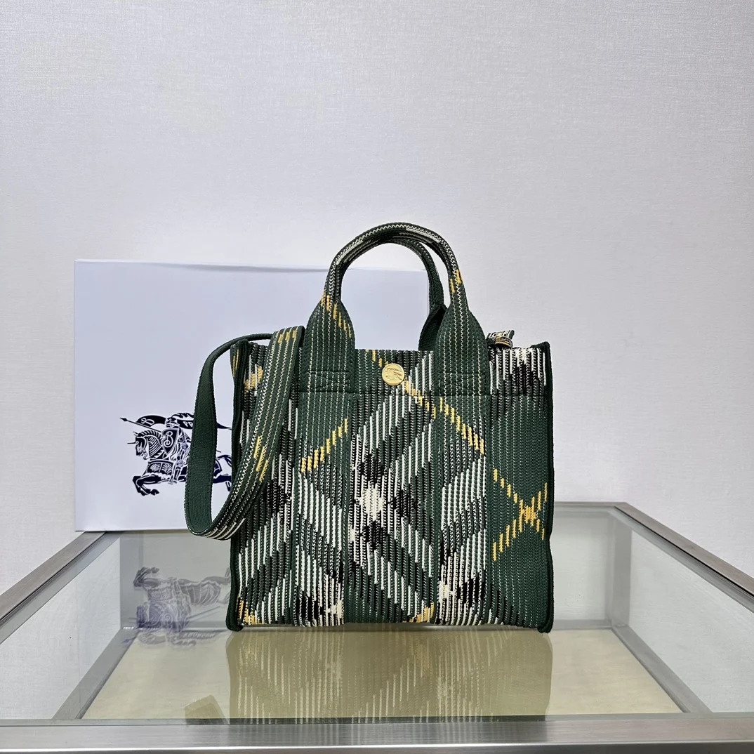 原单巴宝莉女包|高仿巴宝莉女包|精仿巴宝莉女包|一比一巴宝莉女包<p>B家最新柔软立挺的托特包 于意大利针织打造 装饰 B家专属格纹 质地轻盈 采用无内衬设计 搭配镌刻马术骑士徽标 EKD 的按扣  可拆式可调节斜背带 适用于更多的穿搭风格 尺寸 25 x 11 x 22cm.</p>