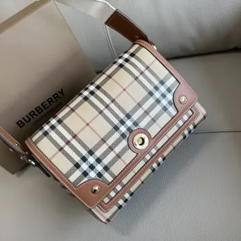 <p> B家Note经典格纹斜跨包 包身选用品牌Vintage复古格纹环保帆布+光滑的意大利鞣制皮革打造 高辨识度经典格纹 经典的格纹优雅又有气质 材质硬挺有型 上身超级吸睛亮眼 这种材质众所周知非常耐磨耐用 正面是做工精美的真金电镀五金徽标镌刻按钮 两边翻盖有内吸扣开合 开闭方便 非常的大气又显档次 容量很大 自重超级轻 非常实用 背感舒适 上身效果很百搭 休闲随性款 上身巨好看 手拎单肩斜挎上身都非常时尚 完全很时髦的英伦复古风 非常适合春夏的一款 可盐可甜 穿什么衣服都是超级无敌百搭 姐妹们买起来 尺寸 25 x 8.5 x 18cm 型号9061</p>