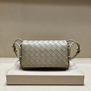 <p> 新品小可爱很百搭款式 高级随性感十足 不止是通勤包啦</p><p>斜挎又能手拿 搭配晚装也完全不在话下</p><p>随意搭配衣服风格 呈现高级优雅</p><p>3008尺寸 21*11*9CM</p>
