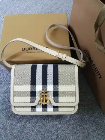 <p>B家版型立挺的 TB 专属标识锁扣包  精选提花精纺的格纹帆布与缉明线皮革打造 锁扣处呈现 Thomas Burberry 专属标识造型 可肩背 斜背或缔造手拿包造型 编号 90233  尺寸 25.5 - 6.5 - 18.5cm </p>