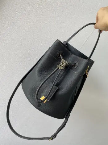 <p> B家最新版小牛皮水桶包  采用意大利鞣制粒纹皮革打造 点缀 Thomas Burberry 专属标识 此包款为 TB 包系列新成员 搭配可拆可调式斜背肩带 设有内袋 可供存放小件随身物品 </p><p>16 x 26 x 26cm 型号6911</p>