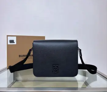 <p>B家精巧邮差包 简约外形搭配进口手掌纹牛皮特有的质感 辅以枪色抛光五金 精致立挺设计 装饰 TB标配皮時尚與實用兼具簡齊</p><p>尺寸25.5 × 6.5 x 21.5cm.</p><p>型号1731</p>